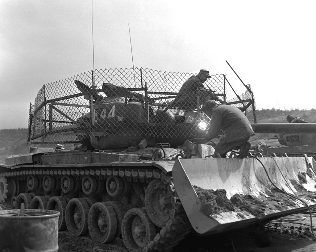 M46 с установленным бульдозерным оборудованием и изготовленным в войсках сетчатым экраном для защиты от РПГ. Корея, 1953 год