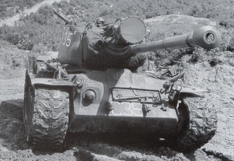 M46, оборудованный прожектором