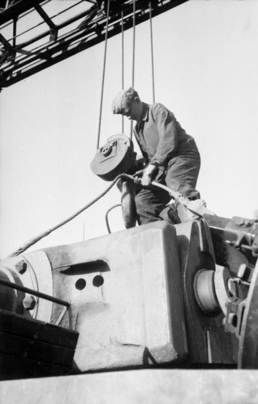Различима толщина маски пушки, а также вид использовавшегося до 1944 года бинокулярного оптического прицела