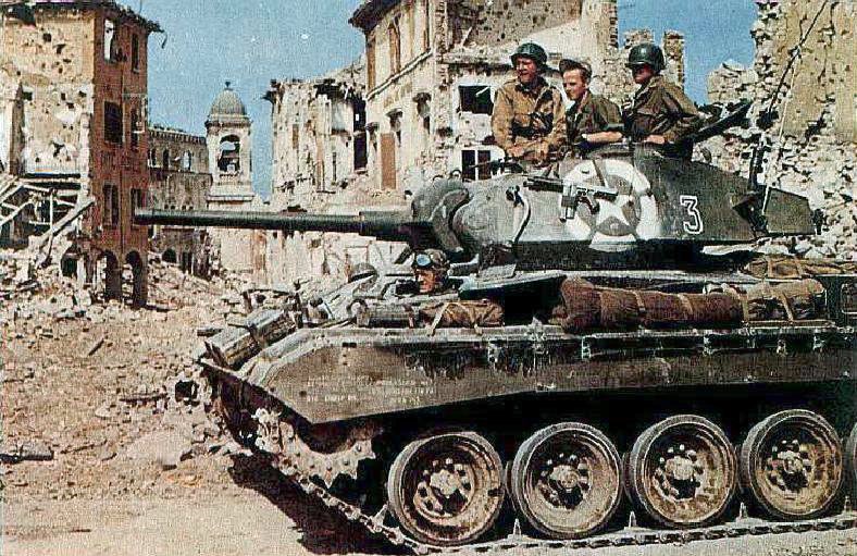 M24 с пехотой на броне, двигающийся в направлении Зальцбурга, май 1945