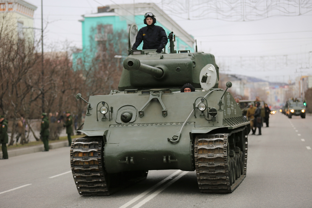M4A2 на генеральной репетиции Парада Победы в Мурманске в 2018 году. Танк поднят со дна Баренцева моря с борта транспорта «Томас Дональдсон» затонувшего за два месяца до окончания ВОВ.