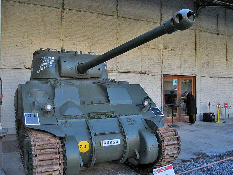Sherman VC (Sherman Firefly) с английским 17-фунтовым орудием. Sherman VC (Sherman Firefly) с английским 17-фунтовым орудием.